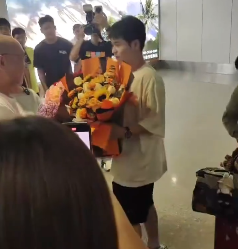 新2会员网址-林诗栋落地海南妈妈接机！石头全程笑容不断 世排重返前5冲破心魔